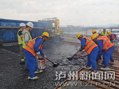 通车倒计时 泸州长江二桥主桥进行浇筑式沥青铺装