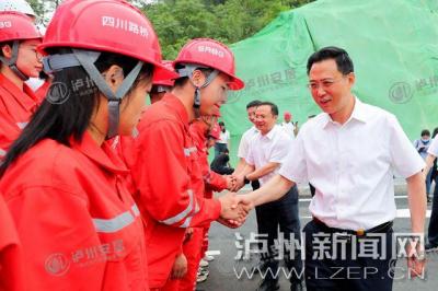余先河率队慰问泸州市神臂城长江大桥建设者